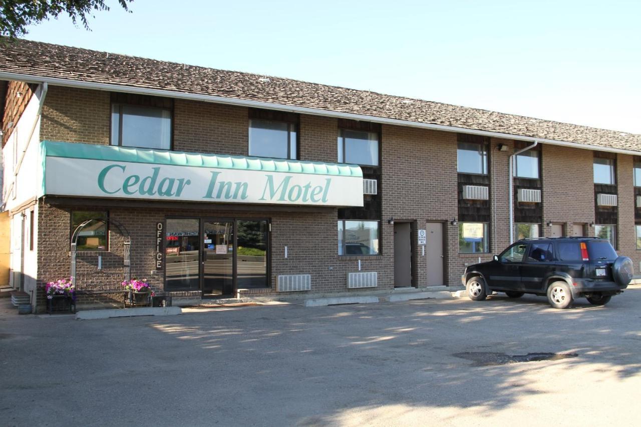Cedar Inn 로이드민스터 외부 사진